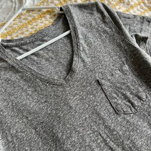 Universal thread gray V-neck T-shirt with pocket